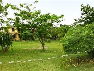 Hotel Sapana Village Lodge Читван Екстериор снимка